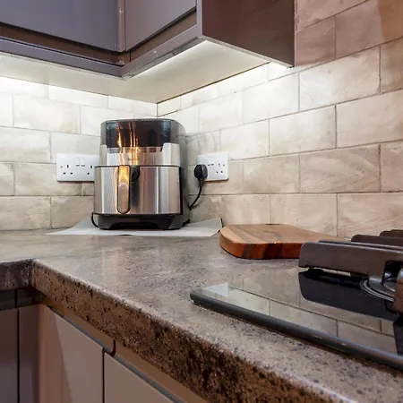 Lovely 2 Bed With Pool Table - Pass The Keys *