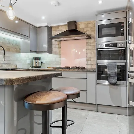 Lovely 2 Bed With Pool Table - Pass The Keys